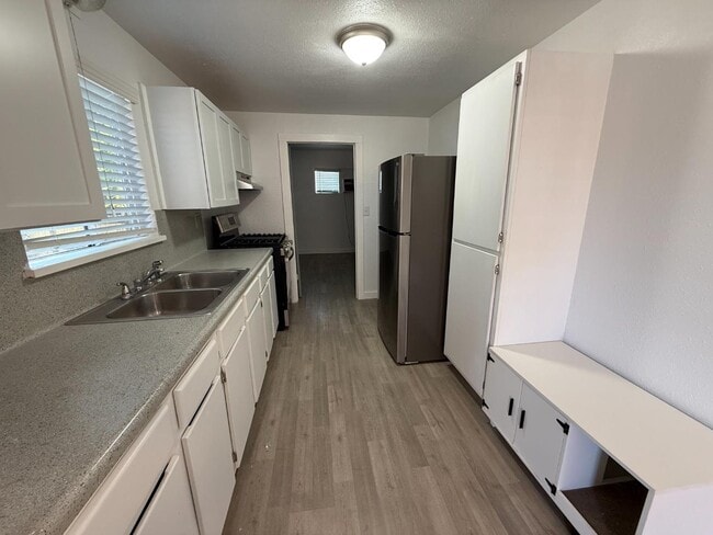 Building Photo - 1910 Escalon Ave