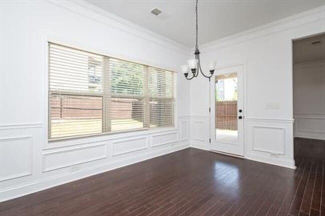 Building Photo - Stunning 4/3 Available Now!