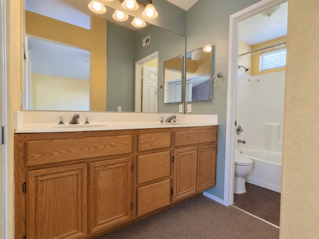 Building Photo - 635 Hillhaven Dr