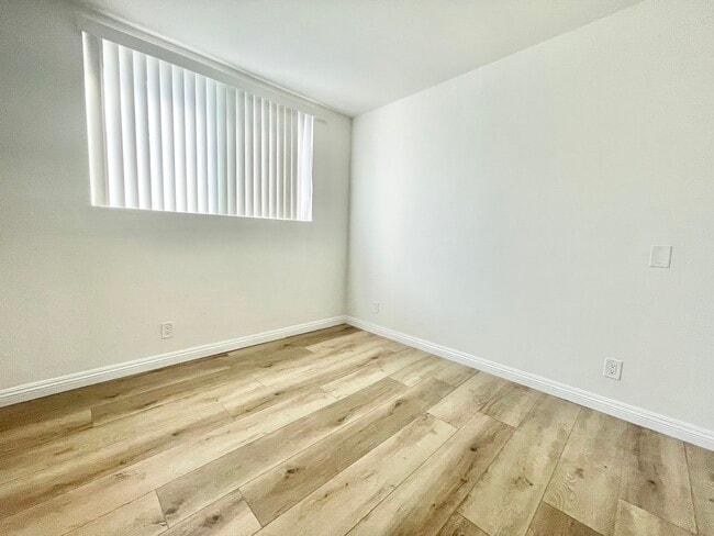 Building Photo - 6062 Fulton Ave