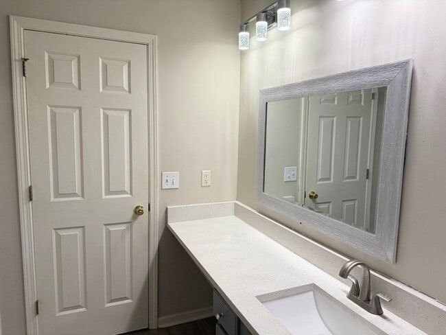 Building Photo - House 4 Beds 3 Baths