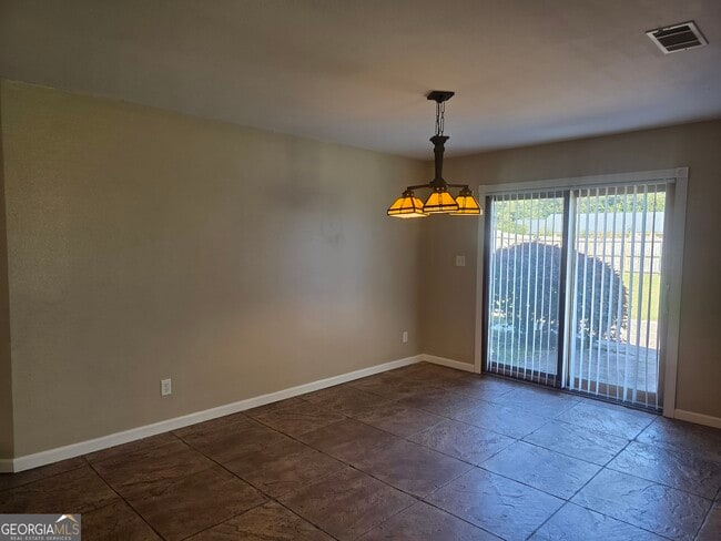 Building Photo - 310 W 5th St