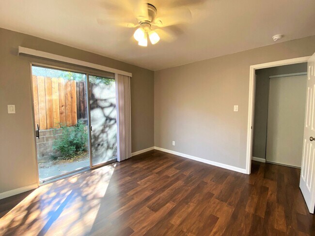 Building Photo - Capri Apartments