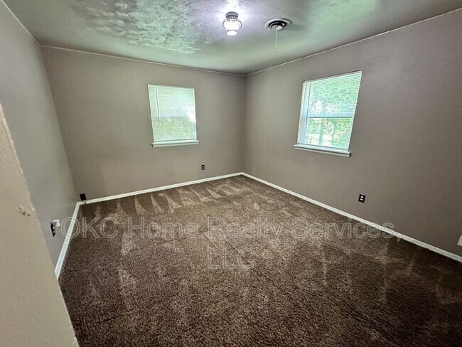 Building Photo - 4913 N Willow Ave