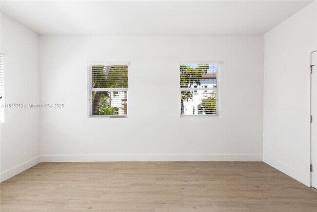 Building Photo - 624 Santander Ave