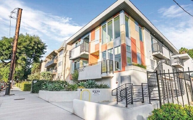 Building Photo - 2000 Beachwood Dr