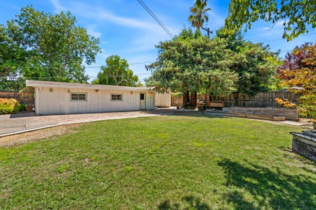 Building Photo - 3220 Fieldcrest Dr