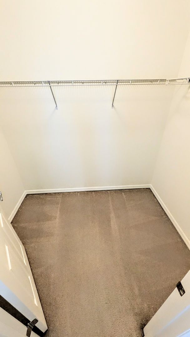 Building Photo - Seasonal/short term/annual  3/3 spacious townhouse with water view off University PKWY