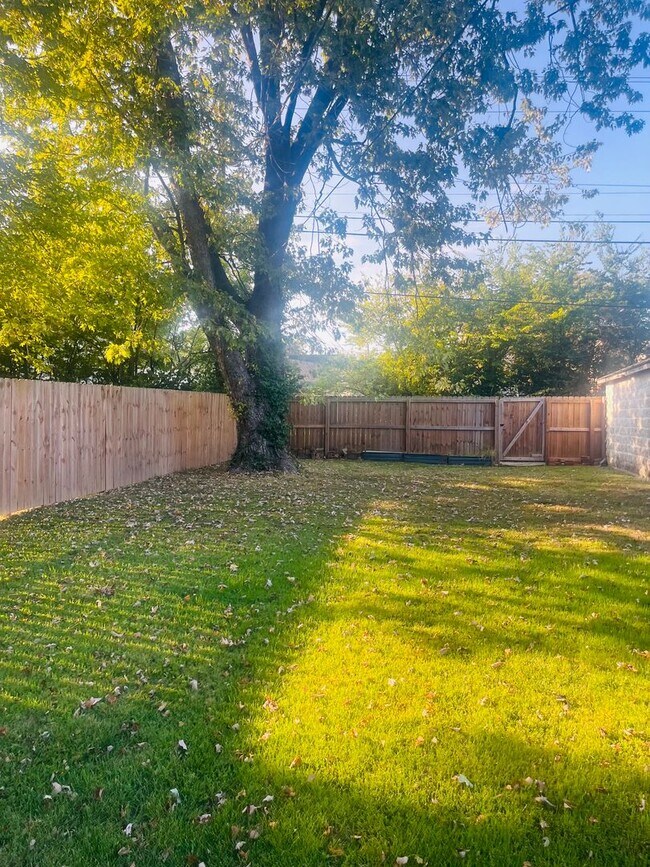 Building Photo - The West Jefferson — Furnished comfort in the heart of Mid-Town.