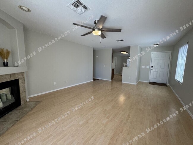 Building Photo - 3 BEDROOM WITH NO CARPET/LARGE YARD