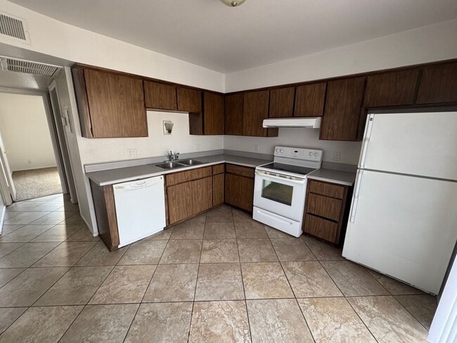 Building Photo - 2 bedroom 1 bath unit available for rent i...