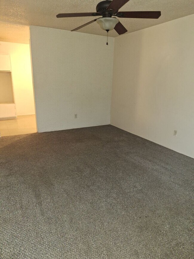 Building Photo - Cute 3 bedroom