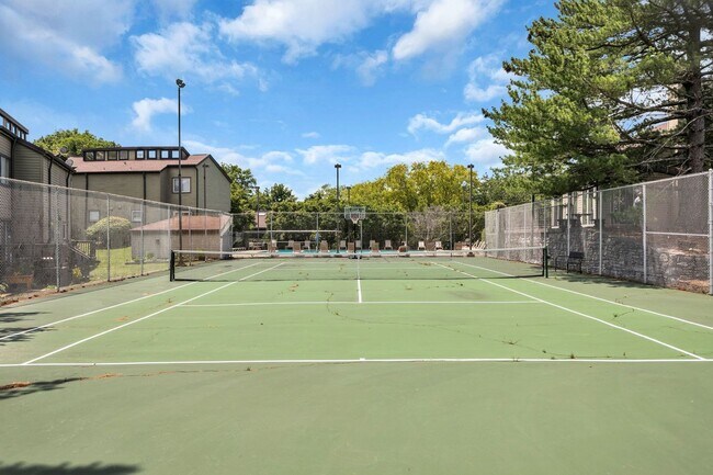 Building Photo - Beautiful Green Hills Townhome With Garage