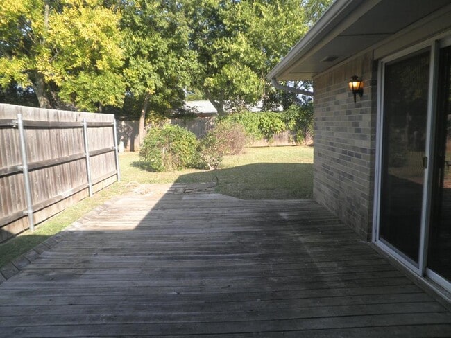 Building Photo - 1417 Oakcrest Ave