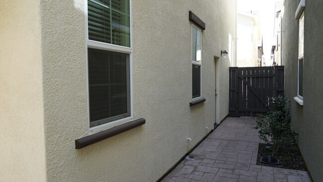 Building Photo - Beautiful 3 Bed, 2.5 Bath in Desirable Dia...
