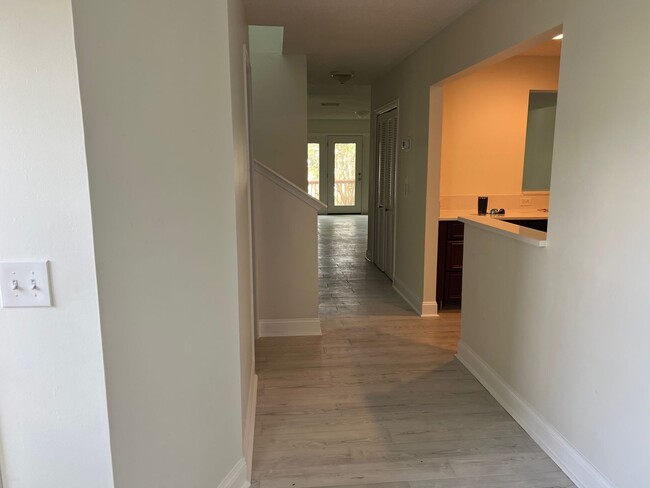 Building Photo - 3948 Meadowview Dr N