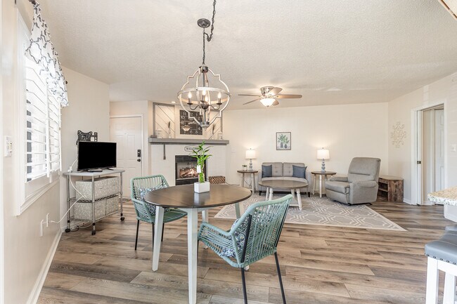 Building Photo - 4242 Pinehurst Cir