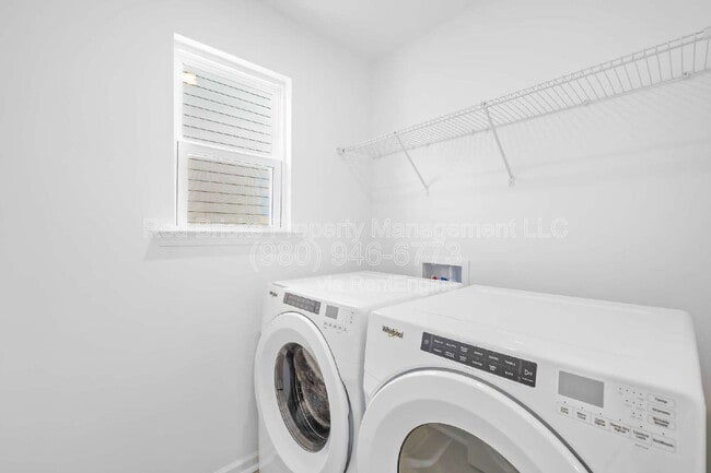 Building Photo - 2137 Riverbend Ave