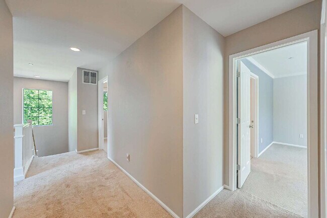 Building Photo - This is a beautiful property in the Savana...