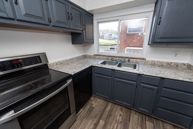 Building Photo - PRICE HILL-NICE 3 BEDROOM 1 BATH RANCH with