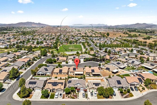 Building Photo - Partially furnished 4 Bed/2 Bath Plus a Bo...