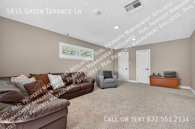 Building Photo - 5815 Green Terrace Ln