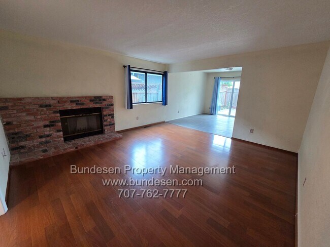 Building Photo - Spacious 4bd/2.5ba in "M" section of Rohnert Park