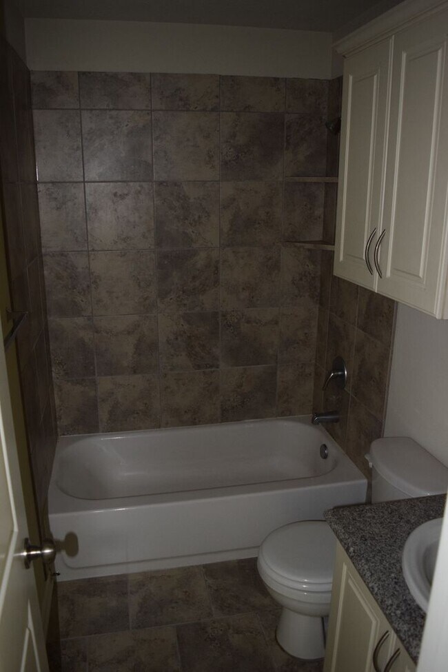 Building Photo - Stunning 3 Bed, 2 Bath in Creek Meadows!