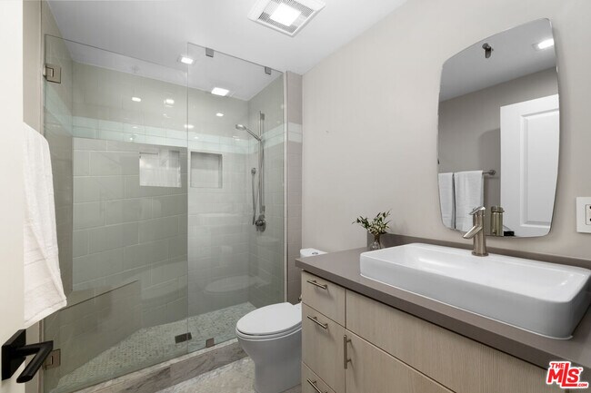 Building Photo - 930 N Doheny Dr