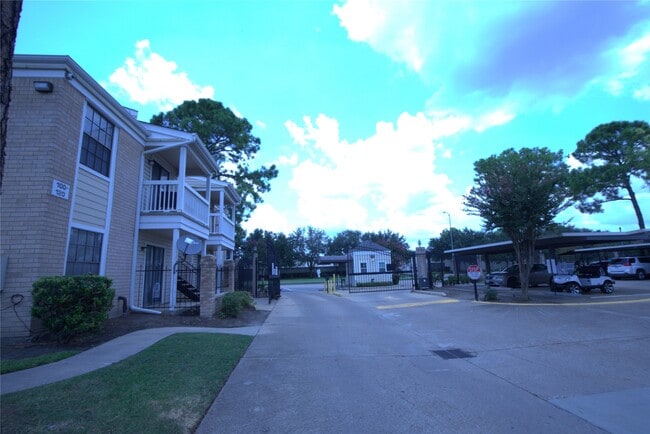 Building Photo - 2750 Holly Hall St