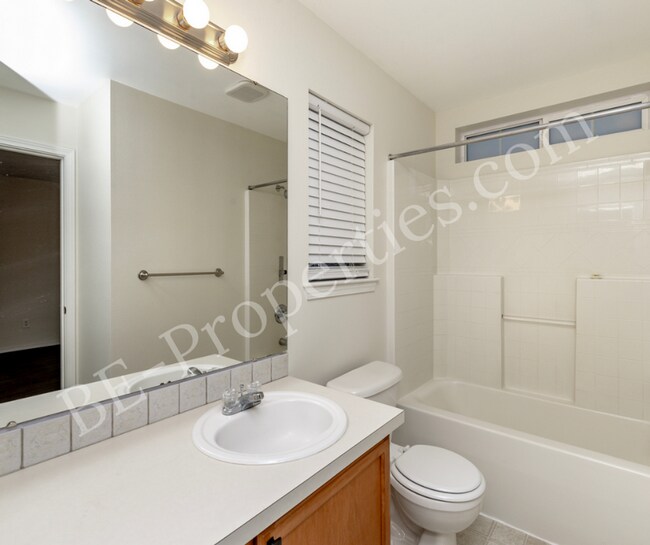 Building Photo - Puyallup Home