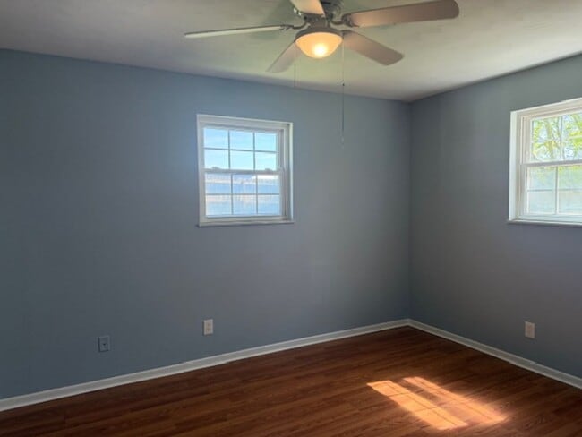 Building Photo - Seymour 37865 - One-level brick home with 3 bedrooms, 2 baths & bonus room - Call Linda Meese (86...