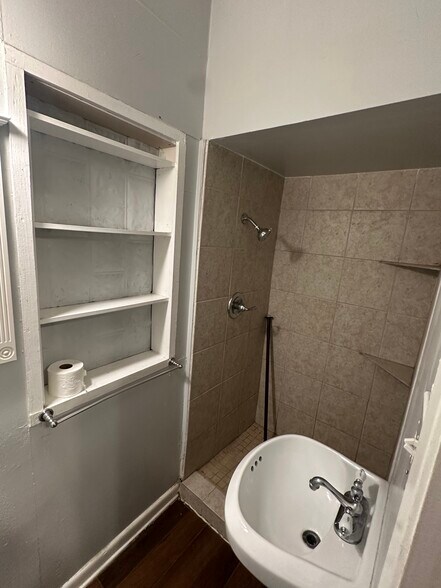 Building Photo - 1118 Santa Anna