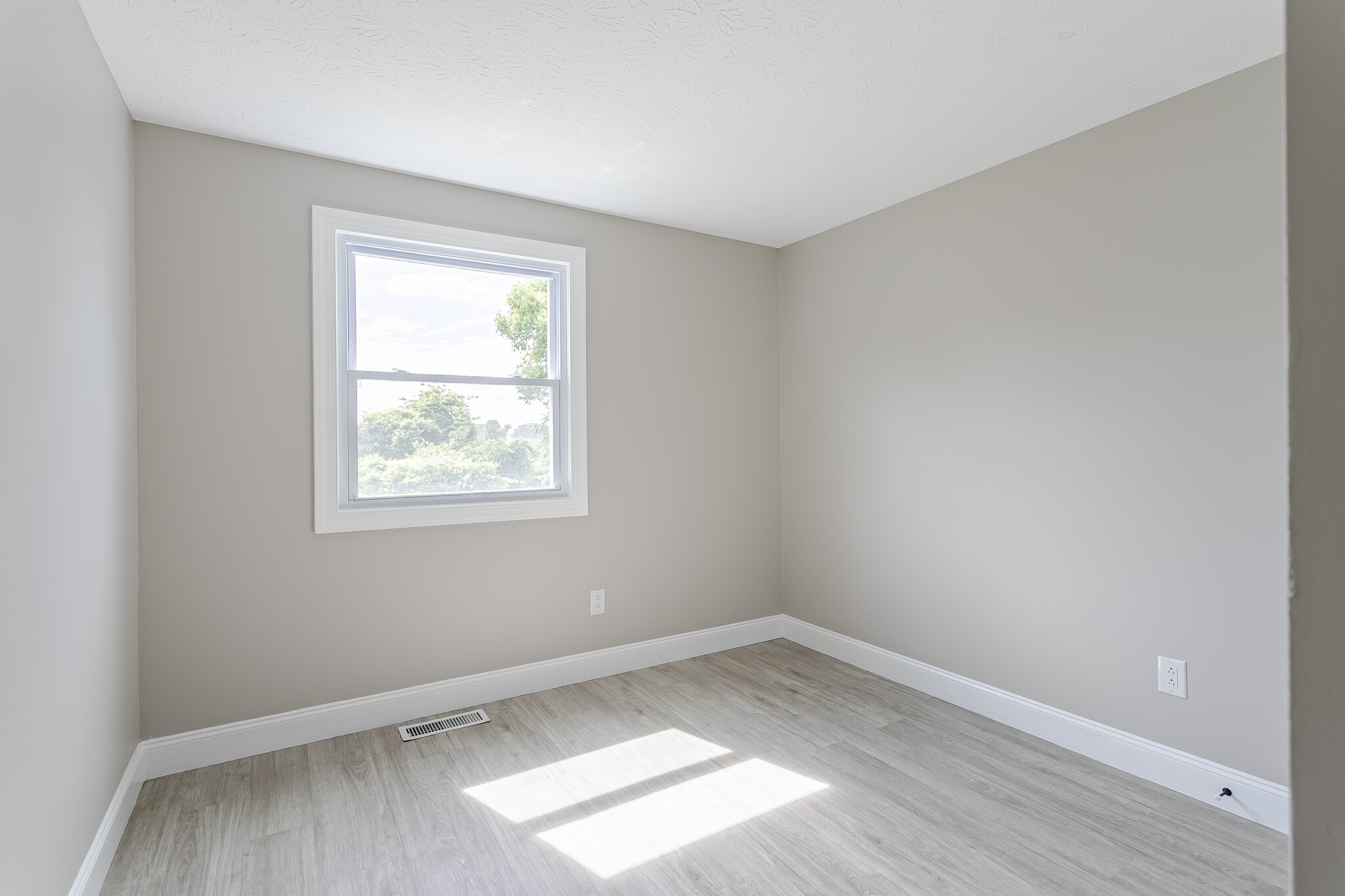 Building Photo - 1736 Elmwood Cir