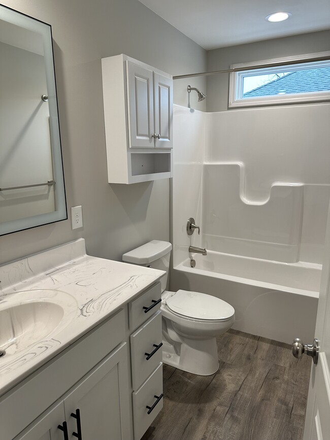 Bath w/counter height vanity, soft-close cabinet/drawers, toilet seat - 2229 Kenwood Blvd SE