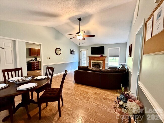 Building Photo - 2809 Faircroft Way