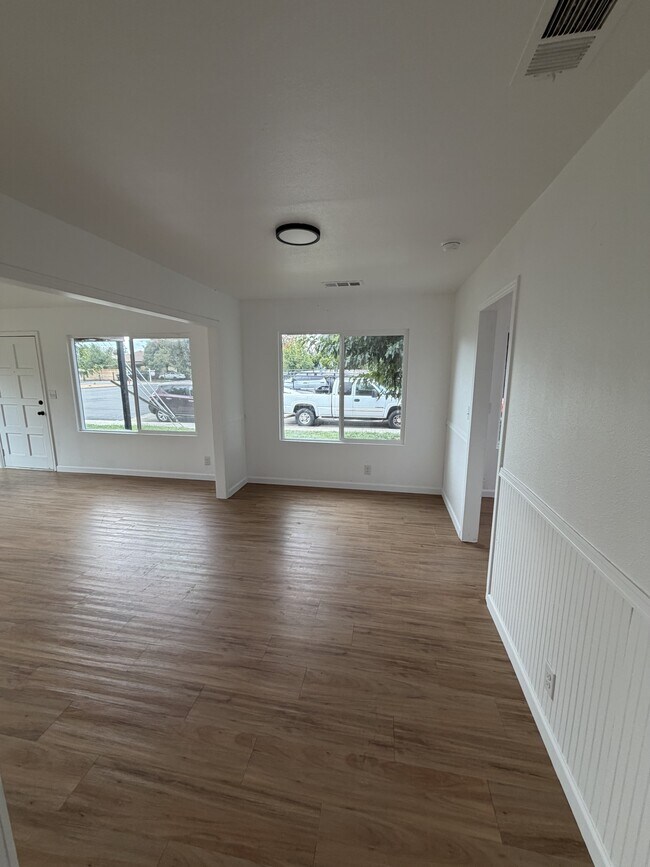 Building Photo - 910 E Tulare Ave