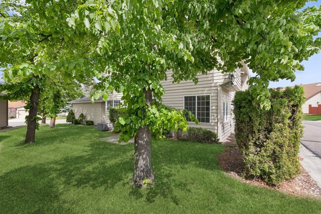 Building Photo - Spacious Townhome in North Kalispell