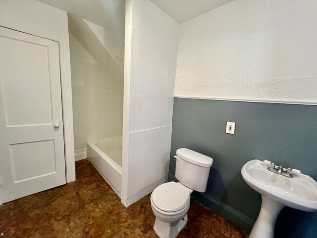 Building Photo - 3305 E Overlook Rd