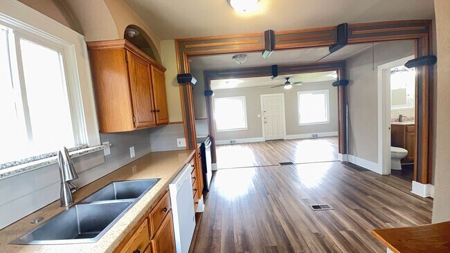 Building Photo - Cute Bungalow - Close to Downtown + Finished Basement!!