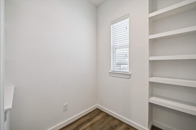 Building Photo - 1117 Highland Square Ln