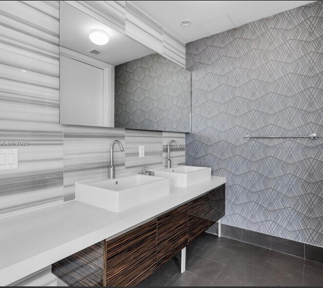 Building Photo - 808 Brickell Key Dr