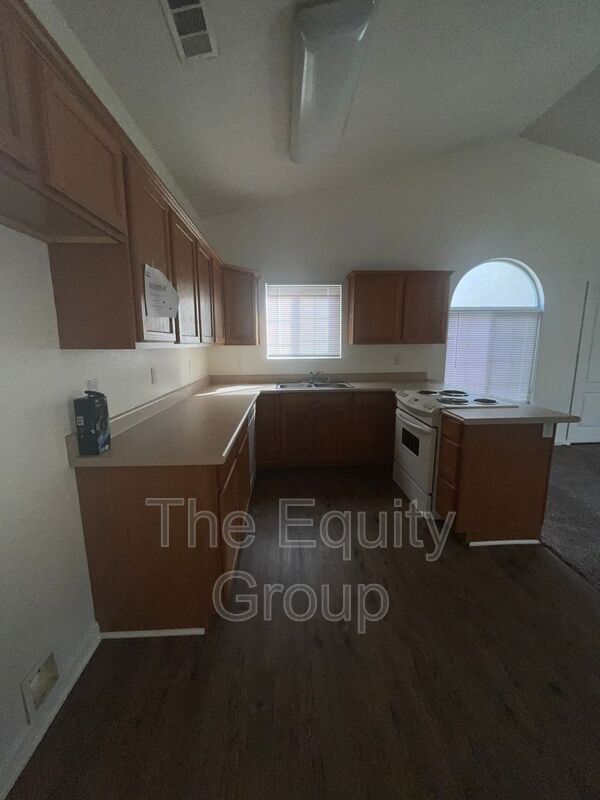 Building Photo - 2911 S Sallee Ct