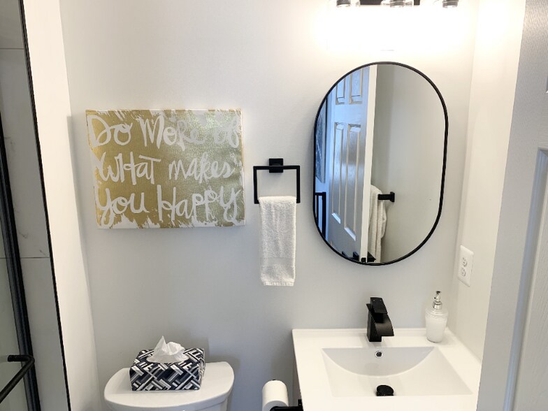 Building Photo - 1600 S Charles St