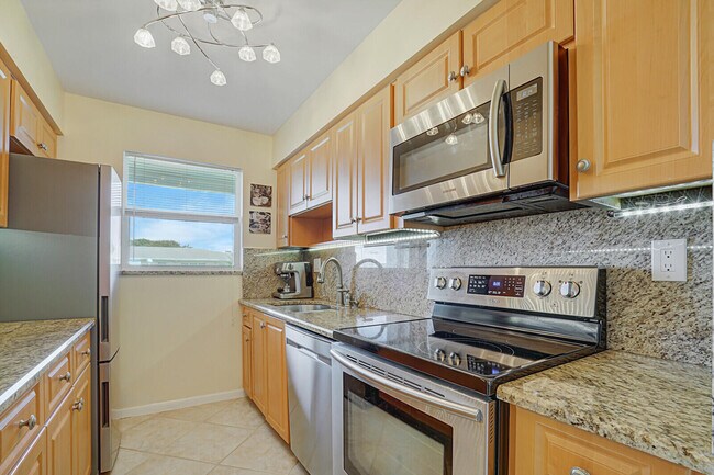 Building Photo - 202 W High Point Terrace