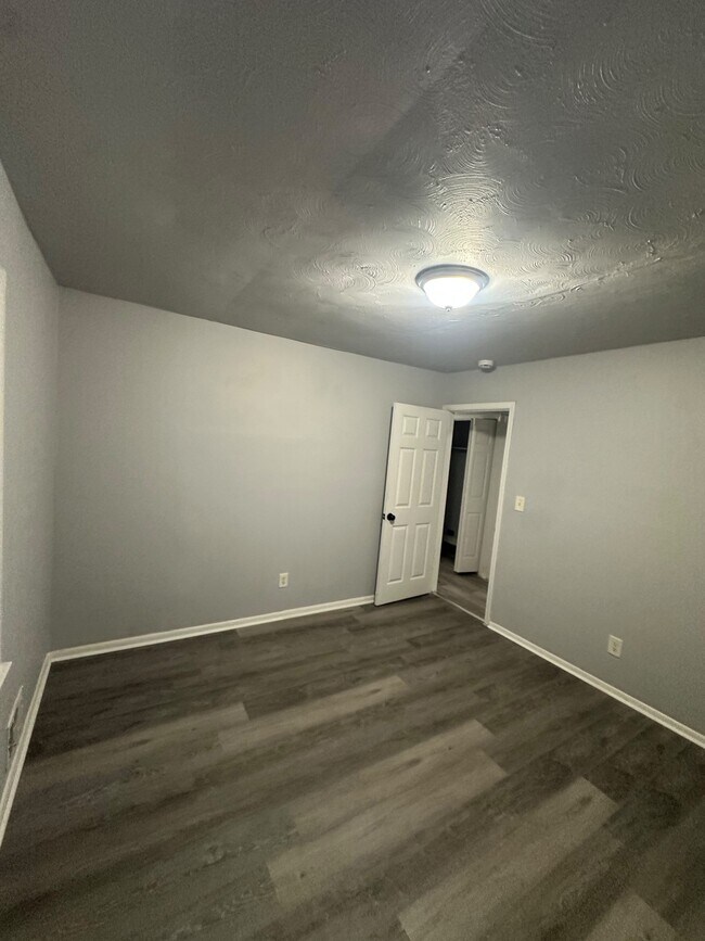 Building Photo - 400 Greenhill Way SW