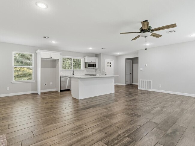 Building Photo - 165 Morris Dr