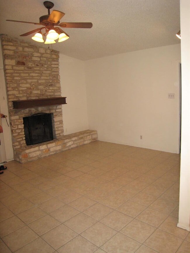 Building Photo - 2804 Thrushwood Dr