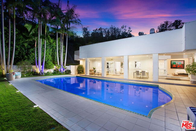 Building Photo - 1166 San Ysidro Dr