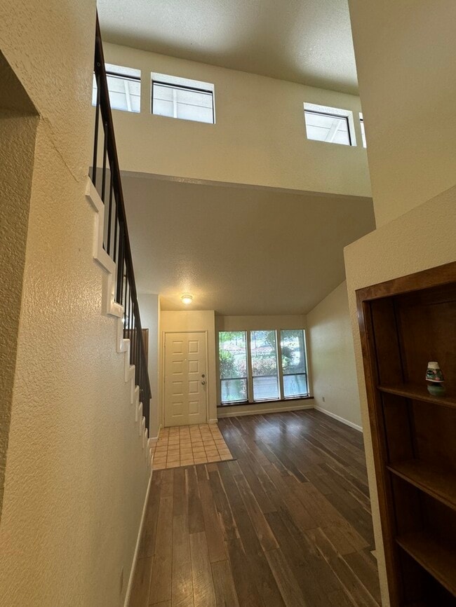 Building Photo - Beautifully spacious 3 bedroom 2 bath home...